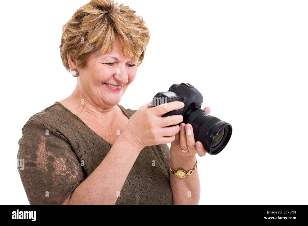 fröhliche pensionierte senior Frau Anzeigen von Fotos auf eine digitale SLR-Kamera Stockfoto