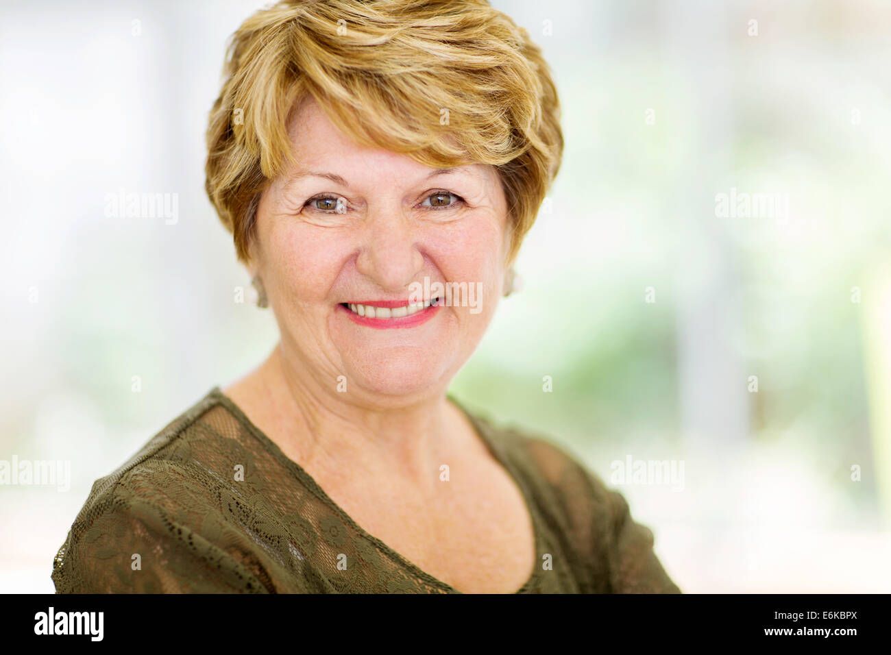 fröhliche senior Frau Closeup Portrait zu Hause Stockfoto