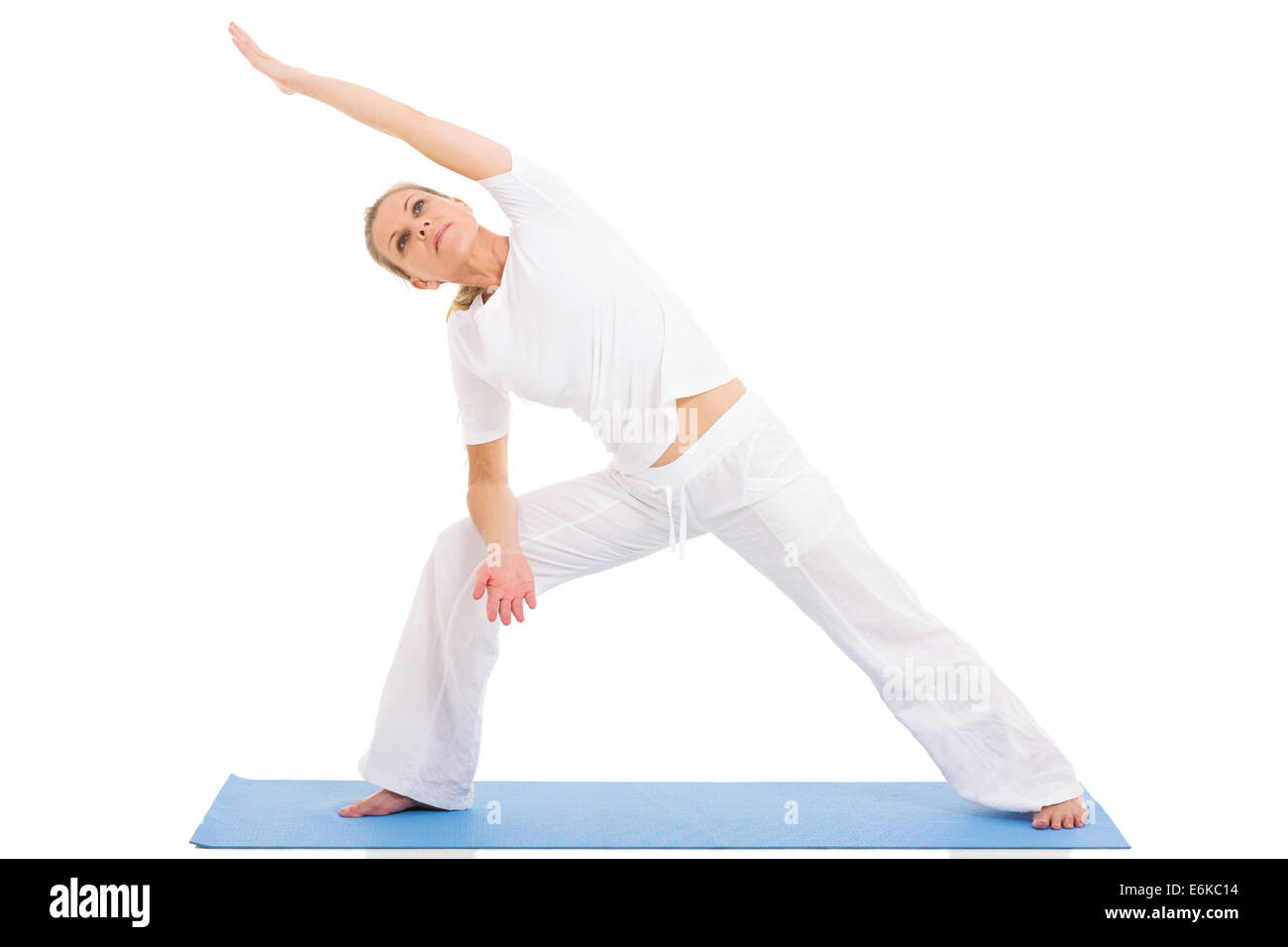 ältere Frau Yoga auf weißem Hintergrund passen Stockfoto