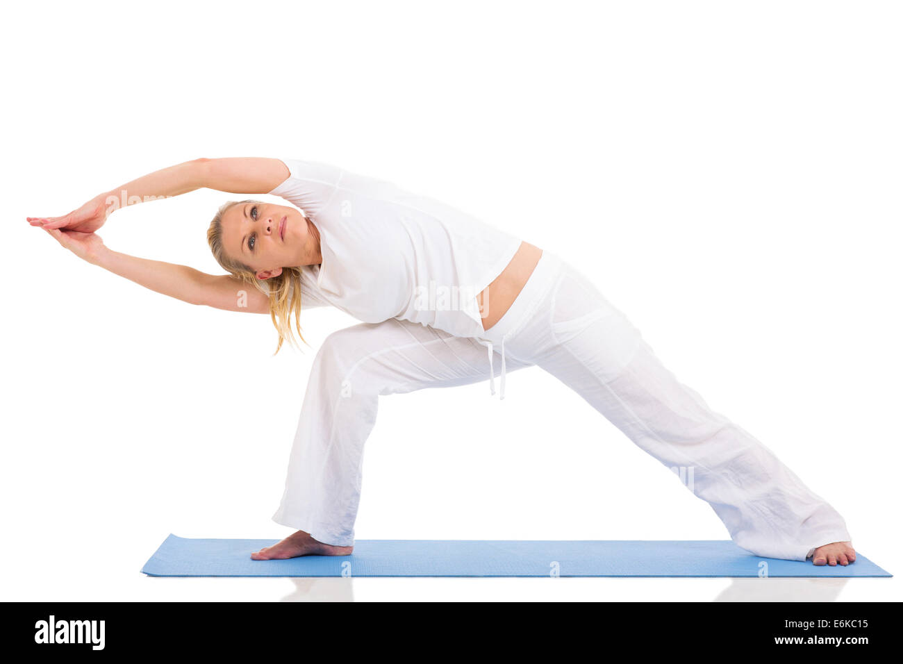 flexible Mitte Alter Frau Yoga Übungen isoliert auf weiss Stockfoto