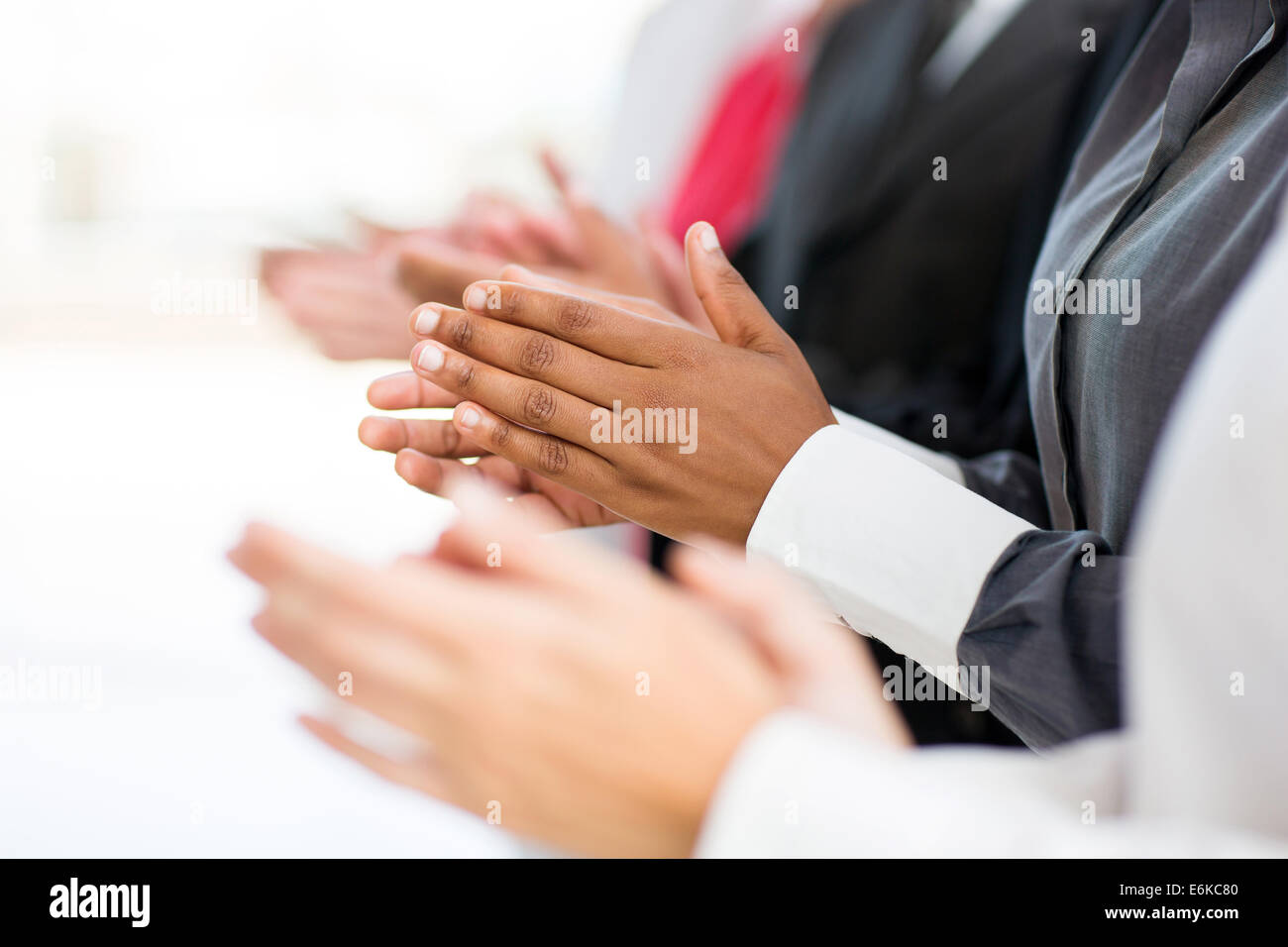 Unternehmensgruppe applaudieren für gute Nachrichten Stockfoto