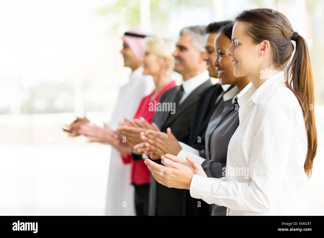 Gruppe von multikulturellen Geschäftspartner applaudieren Stockfoto