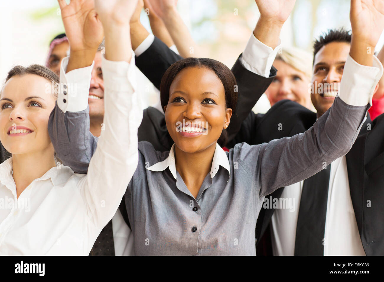 erfolgreiches Team mit Arme nach oben Stockfoto