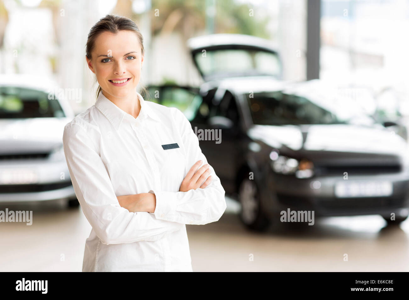 schöne junge Verkaufsberater im Autohaus Stockfoto