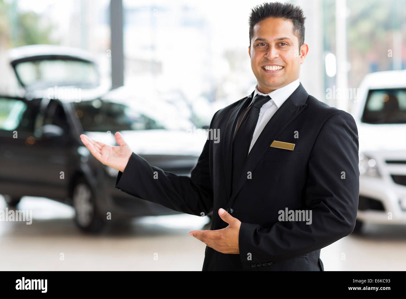 schöne indische Verkäufer Neuwagen Kunden zu präsentieren Stockfoto