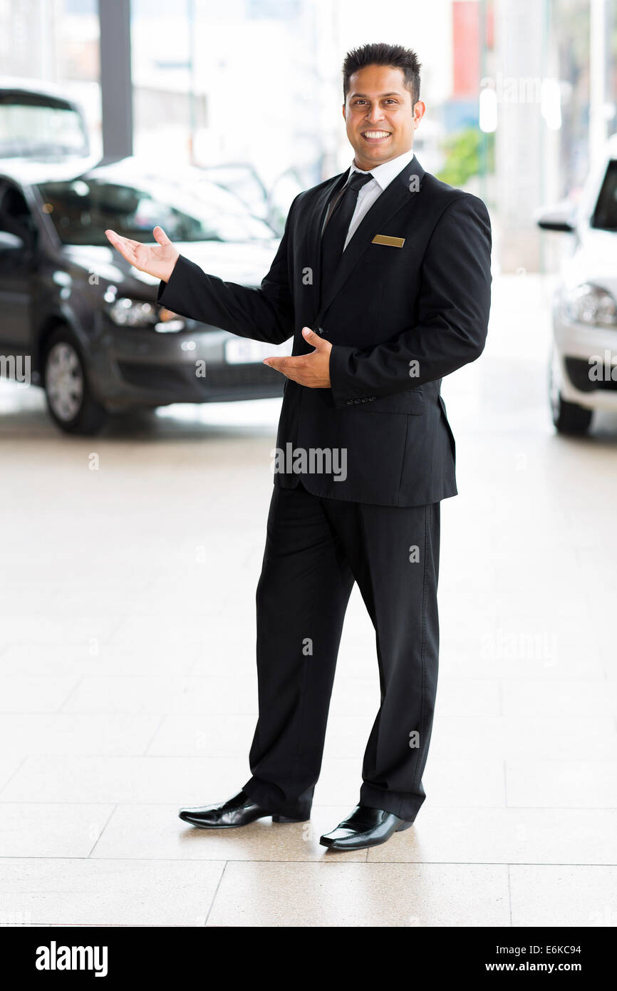 fröhlichen indische Autoverkäufer einladende Geste zu tun Stockfoto