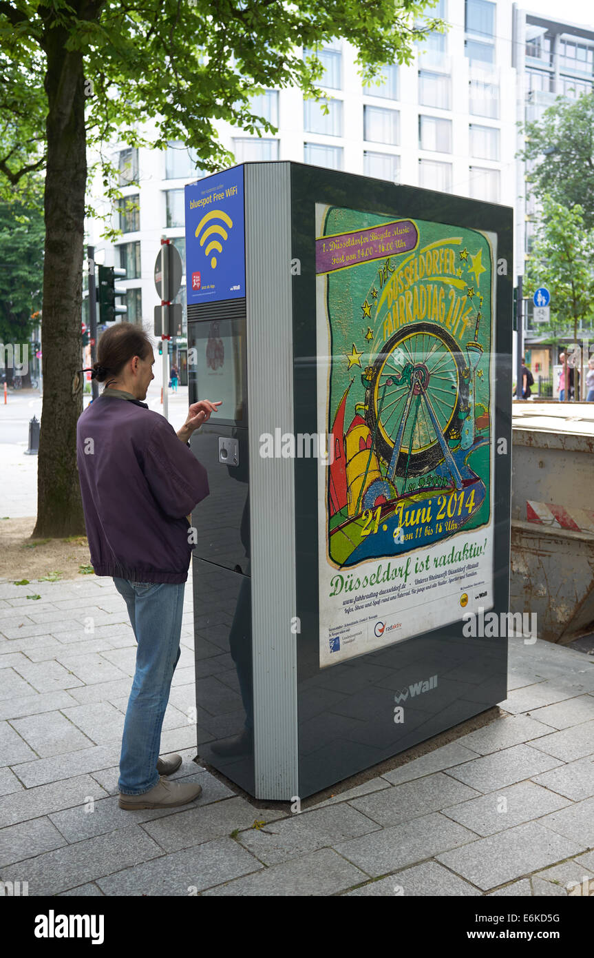 Bluespot gratis WiFi Öffentlichkeitsarbeit eingebaut, um eine elektronische Werbung Wandboard Düsseldorf Stockfoto