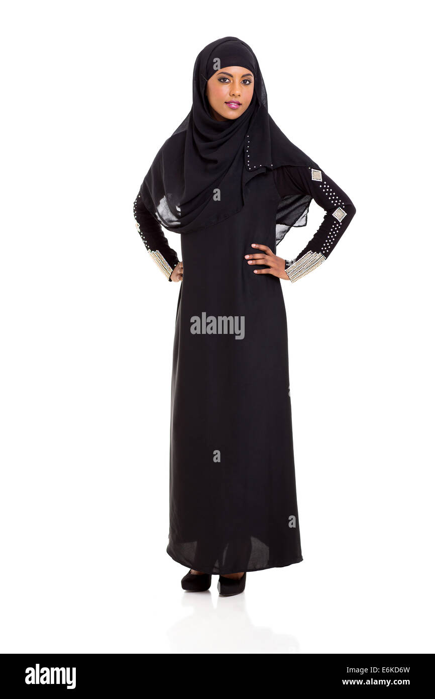 attraktive junge muslimische Frau stehen auf weißem Hintergrund Stockfoto