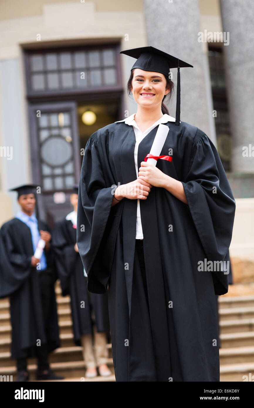 erfolgreiche weibliche Absolventin bei Universitätsabschluss Stockfoto