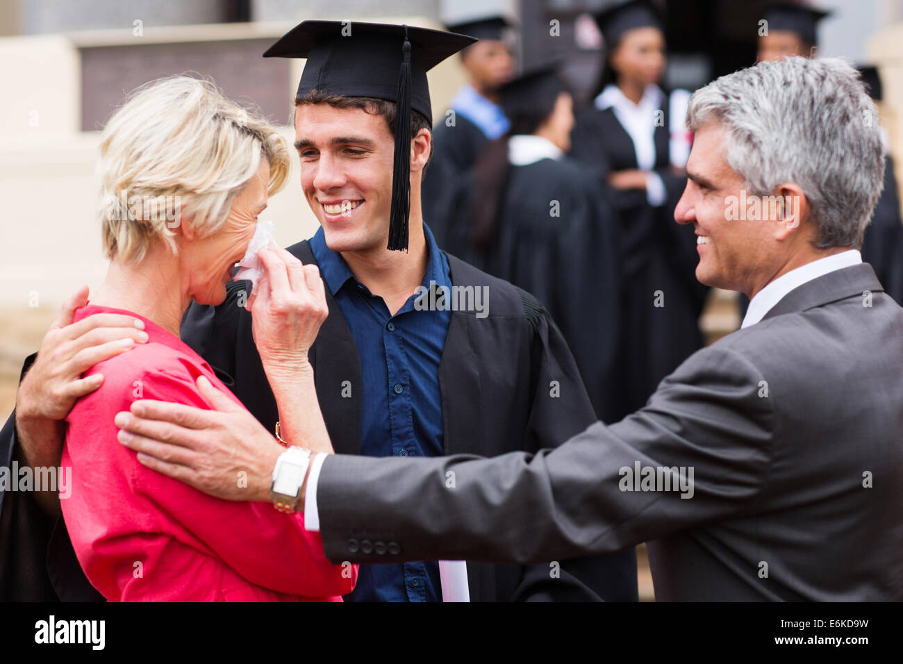 stolze Mutter mit Tränen der Freude über ihren Sohn Graduierung Stockfoto