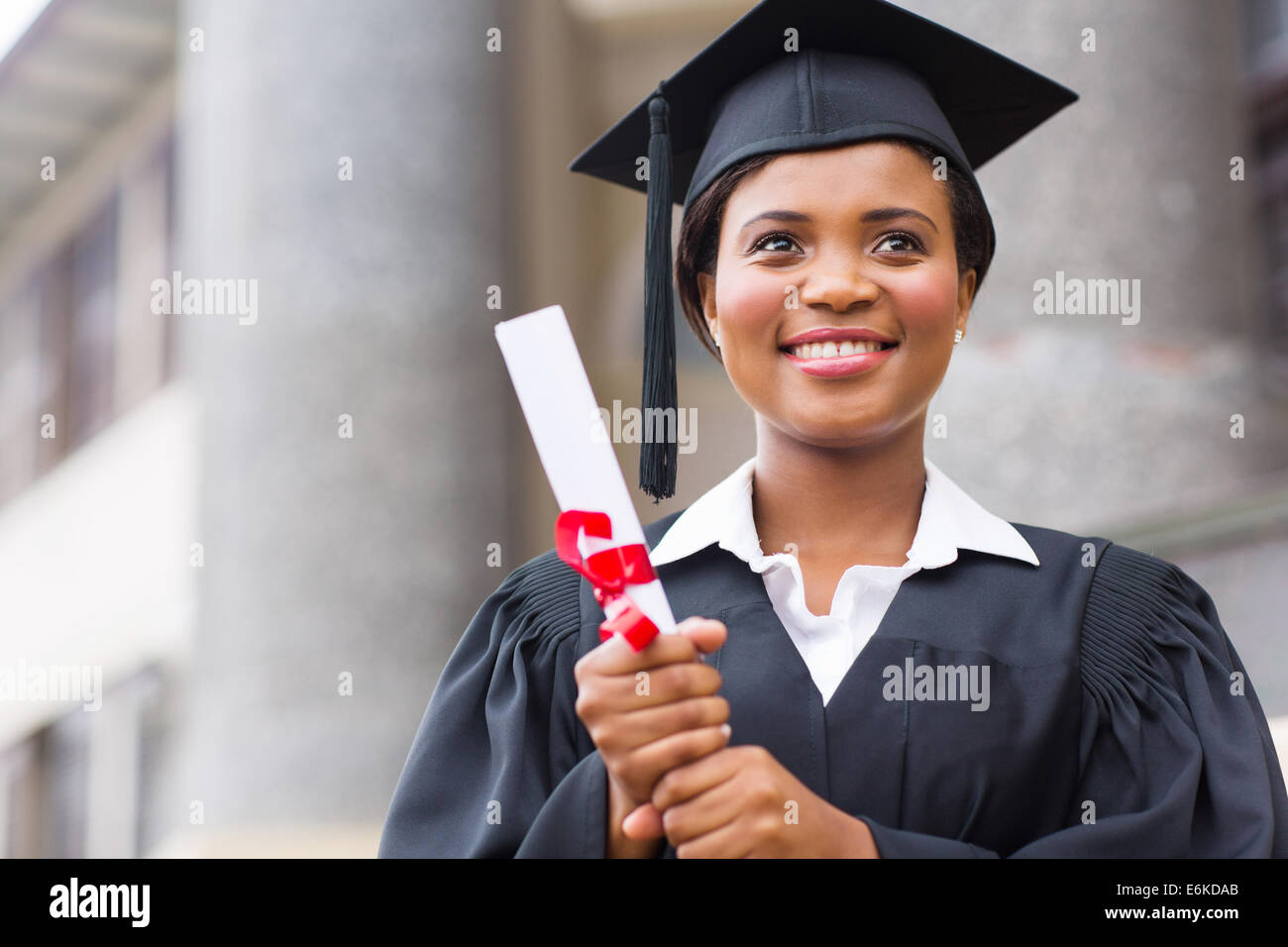 schöne junge Afro American graduate Holding Diplom Stockfoto