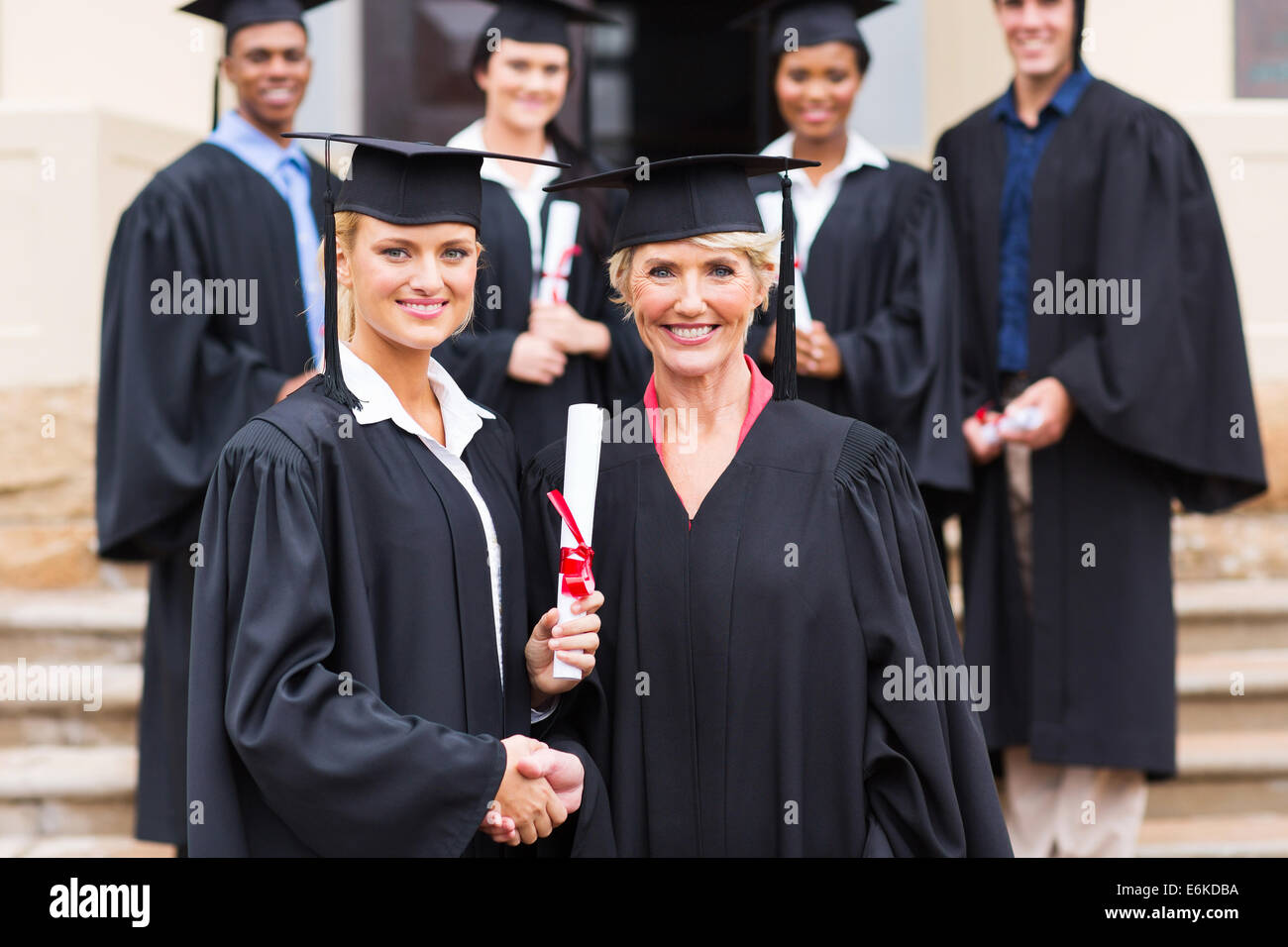 hübschen weiblichen Absolventen Handshaking mit dean Stockfoto