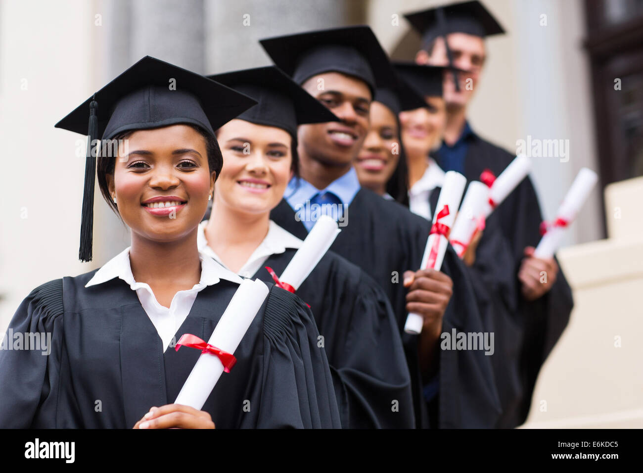 glückliche Gruppe von Hochschulabsolventen bei Abschlussfeier Stockfoto