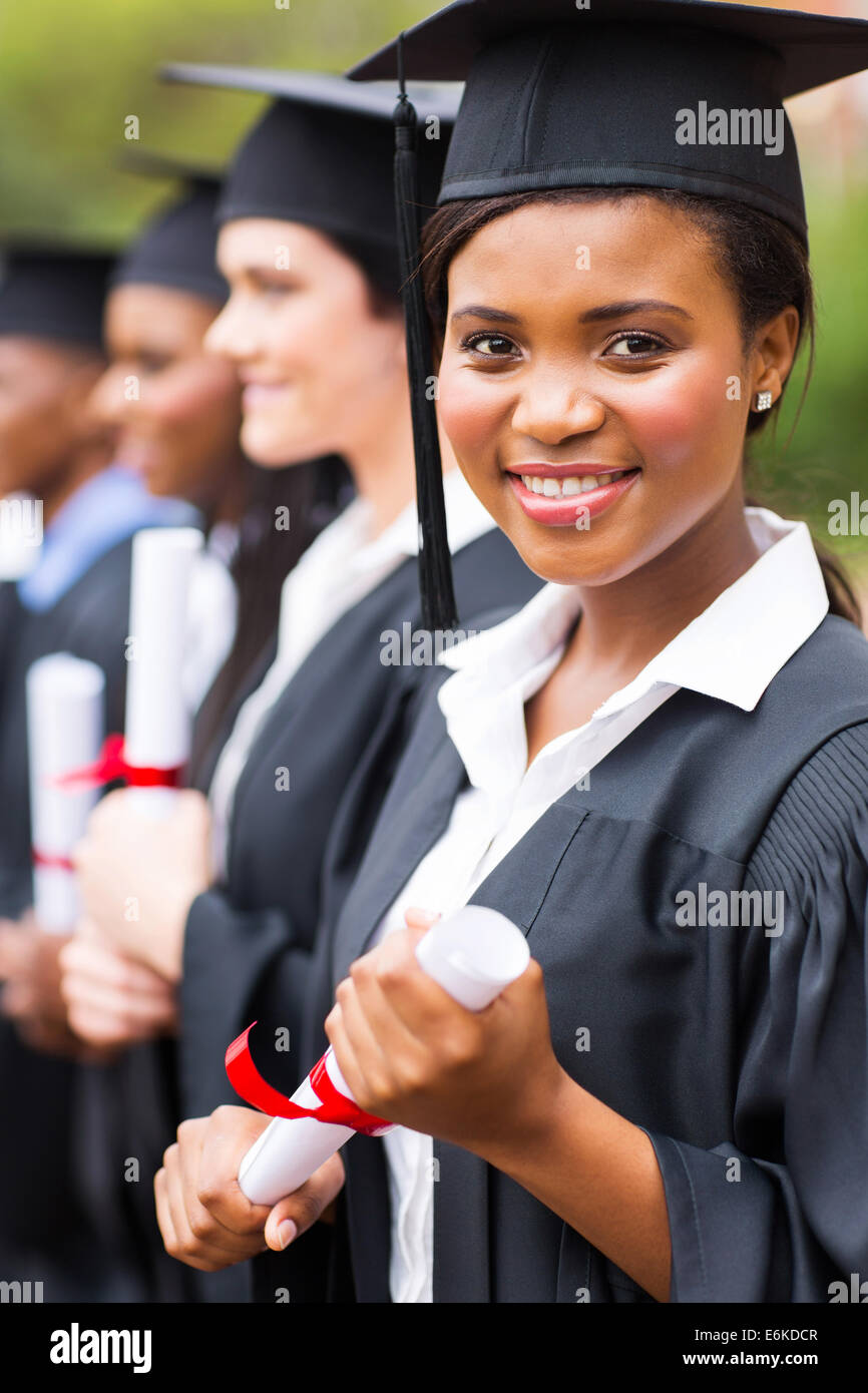 attraktive afrikanische weibliche Absolventin bei Abschlussfeier Stockfoto