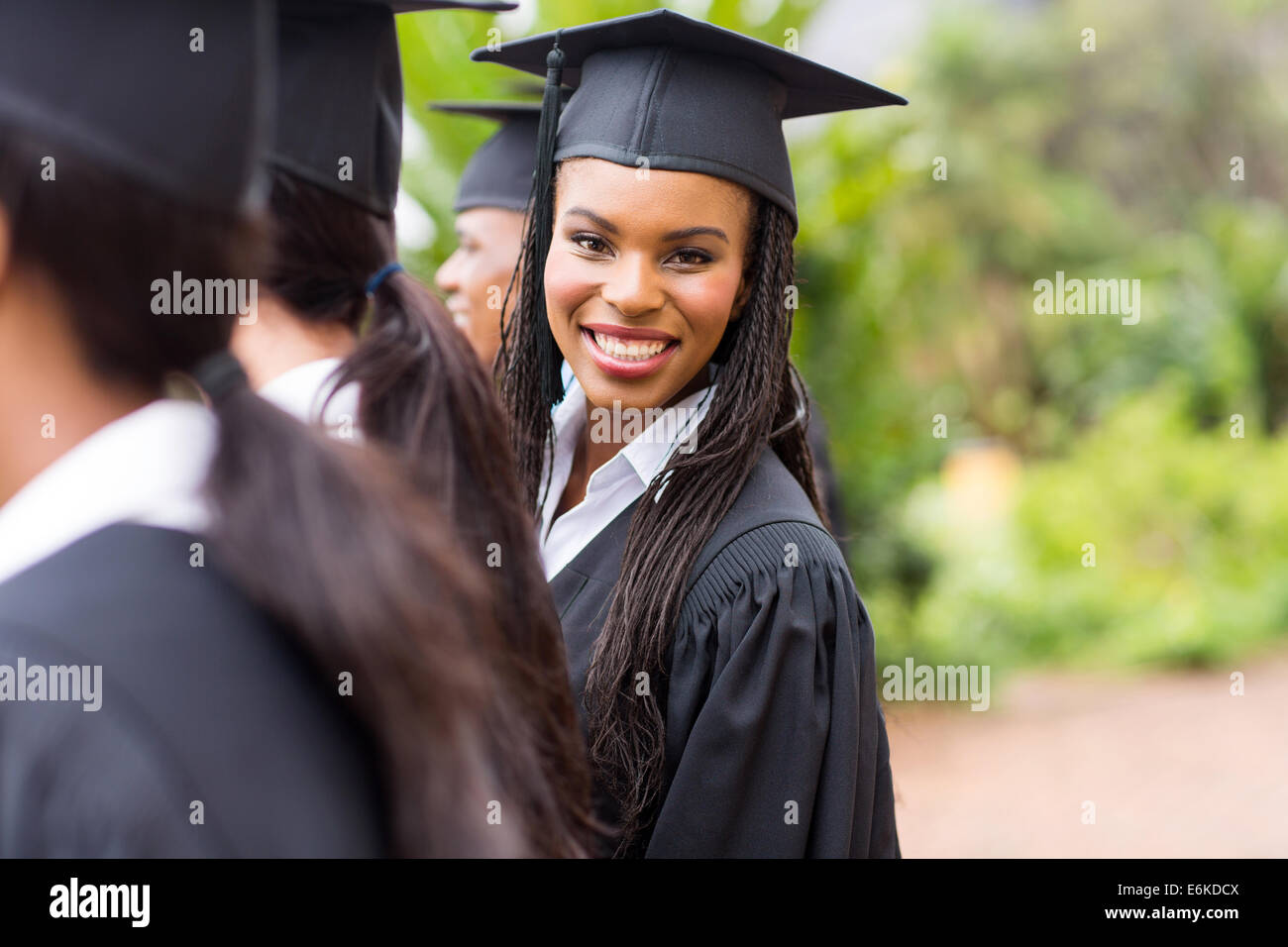 Rückblick auf die Abschlussfeier ziemlich afrikanischen Hochschulabsolvent Stockfoto