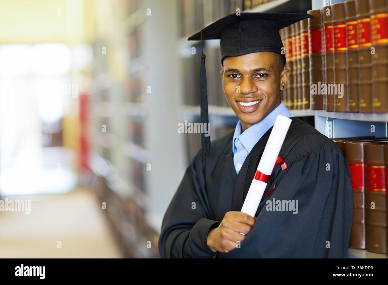 Happy African American Law School Absolvent am Abschlusstag Stockfoto