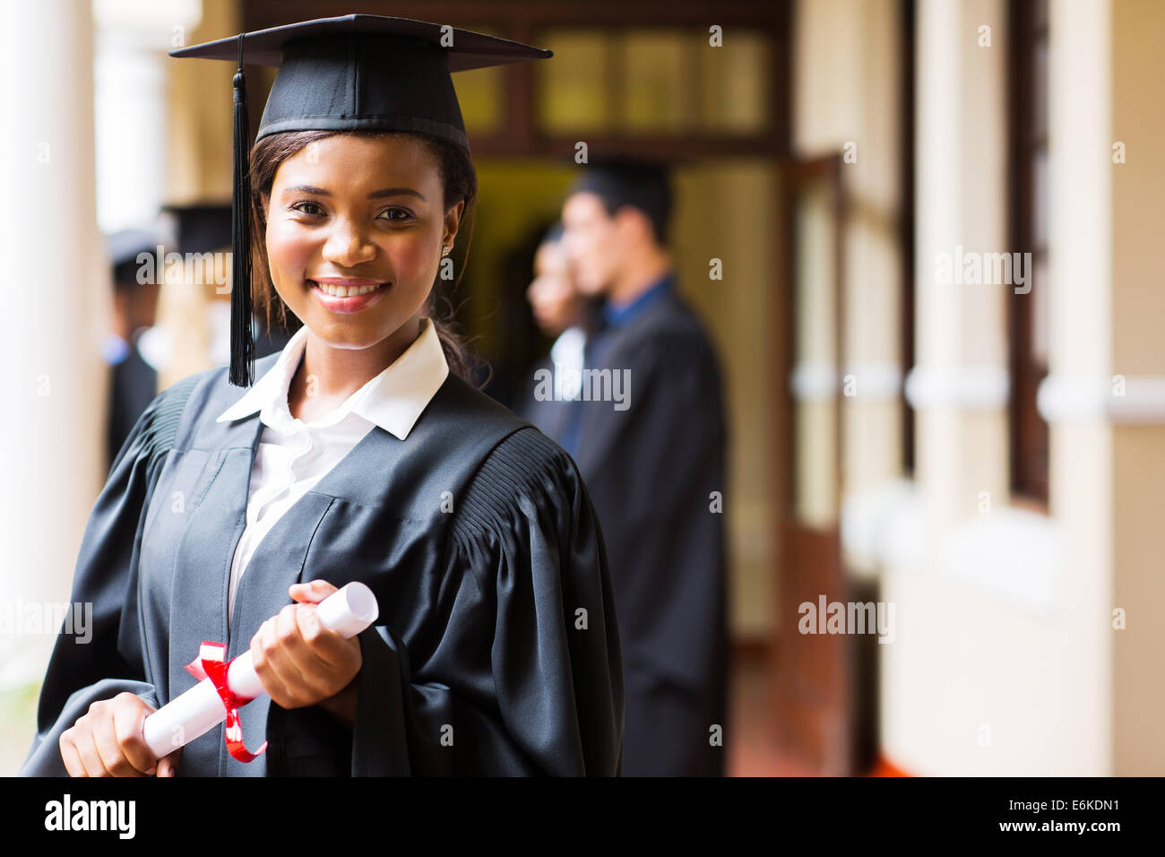 intelligente weibliche afrikanische Universitätsabsolvent am Abschlusstag Stockfoto