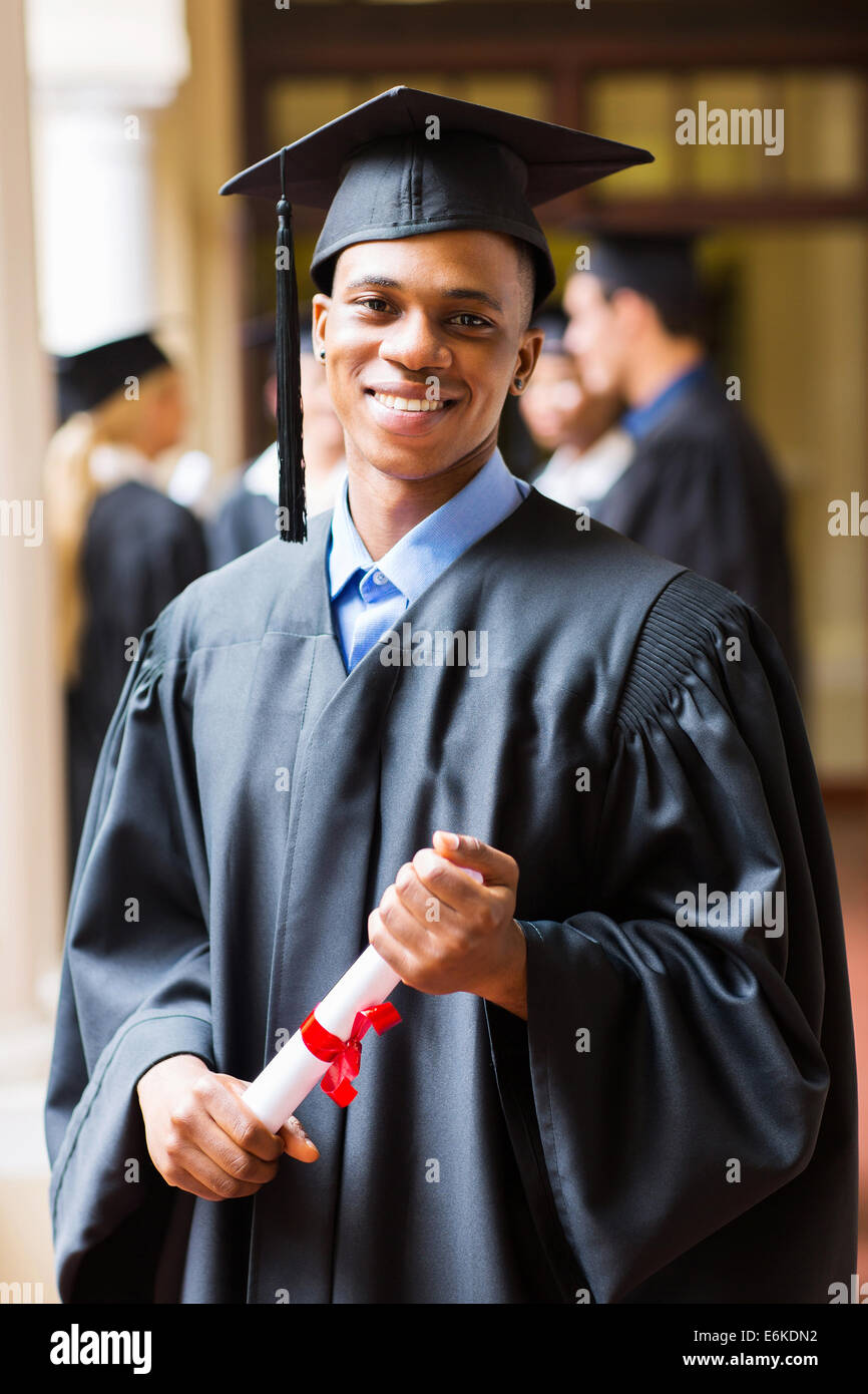 gut aussehende Afro amerikanische männliche Absolventen am Abschlusstag Stockfoto