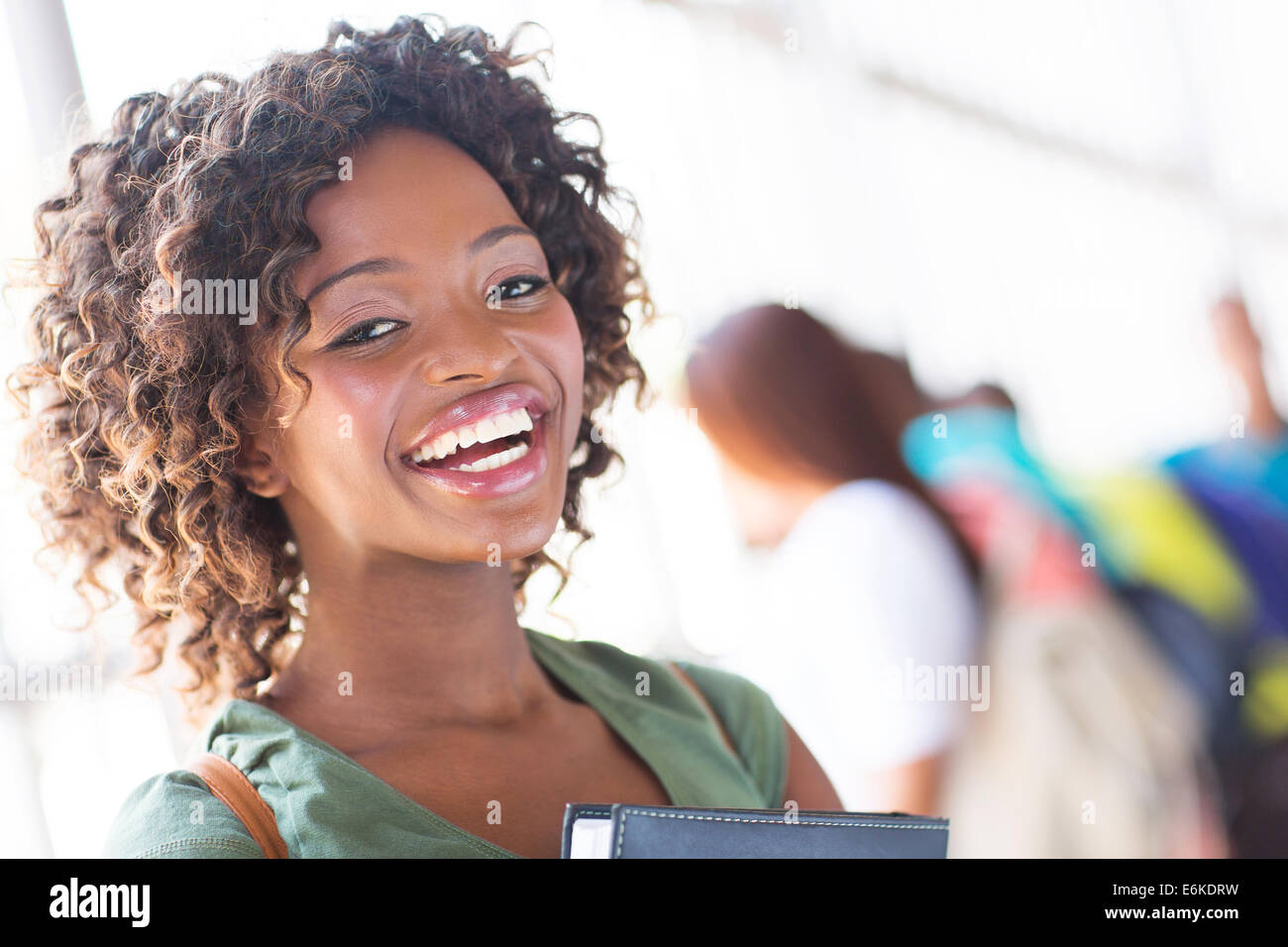 glückliche junge afrikanische amerikanische College-Mädchen Stockfoto