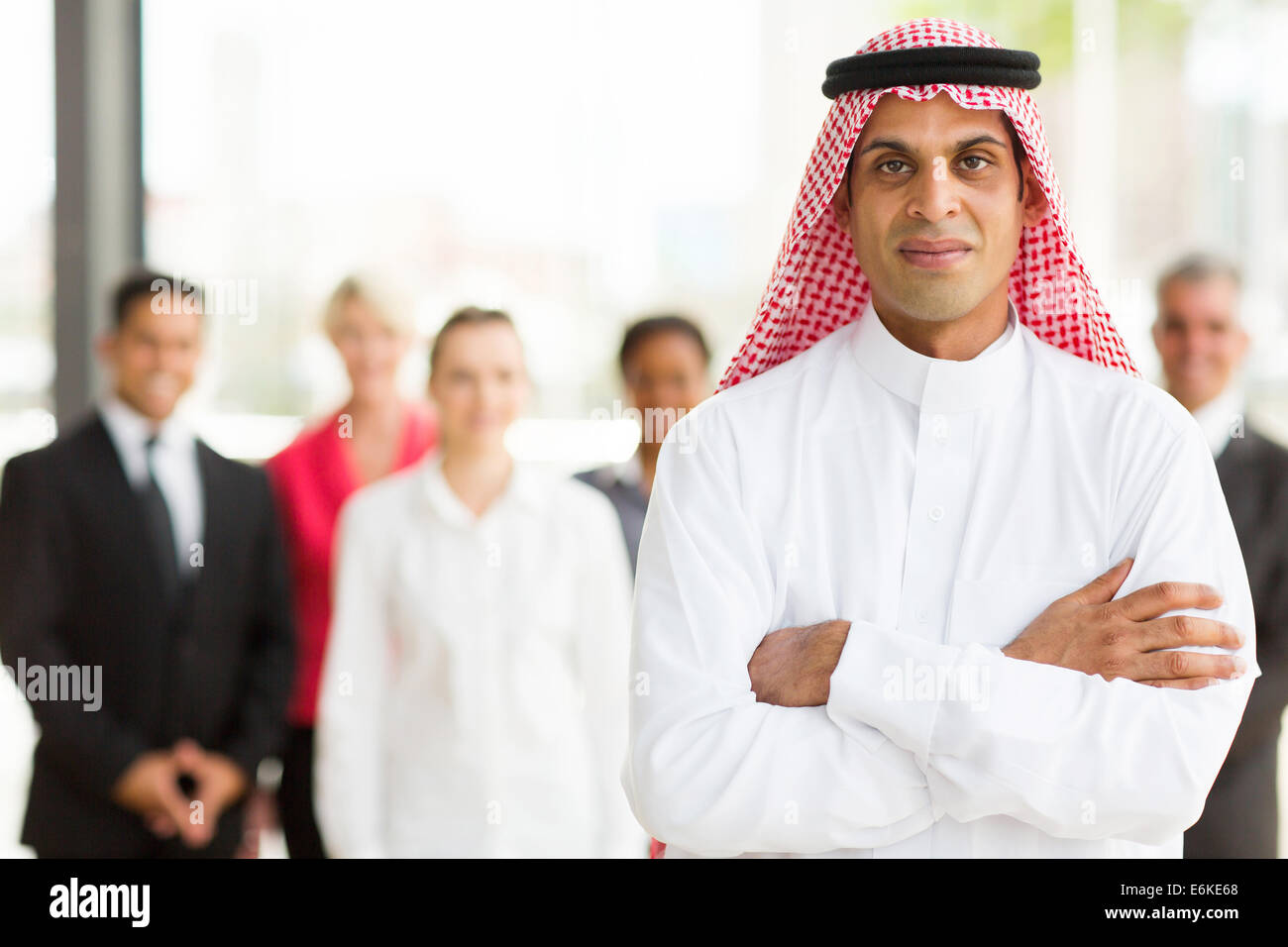 Arabische Geschäftsmann mit Kolleginnen und Kollegen im Hintergrund Stockfoto