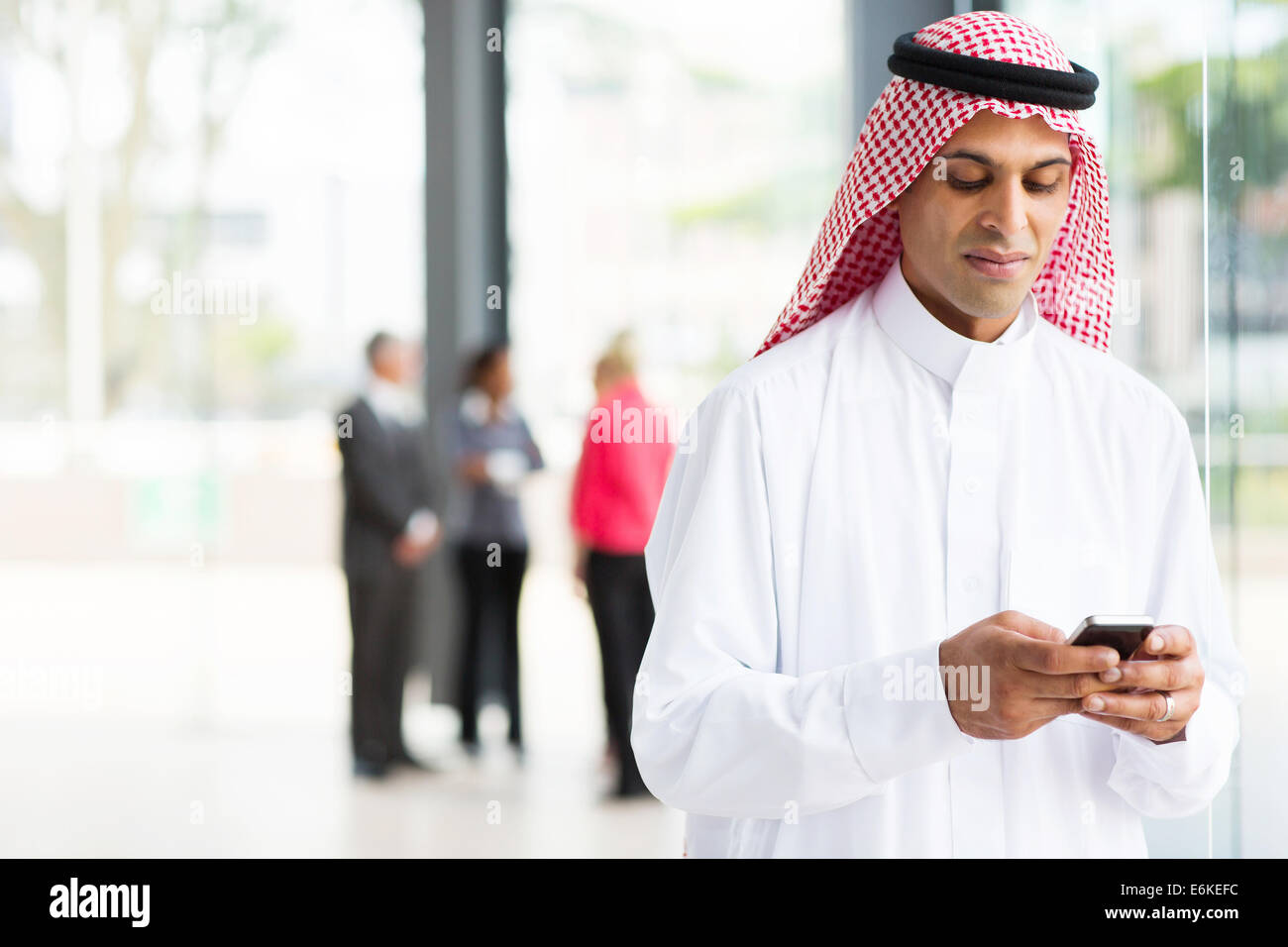 moderne islamische Geschäftsmann mit Smartphone Stockfoto