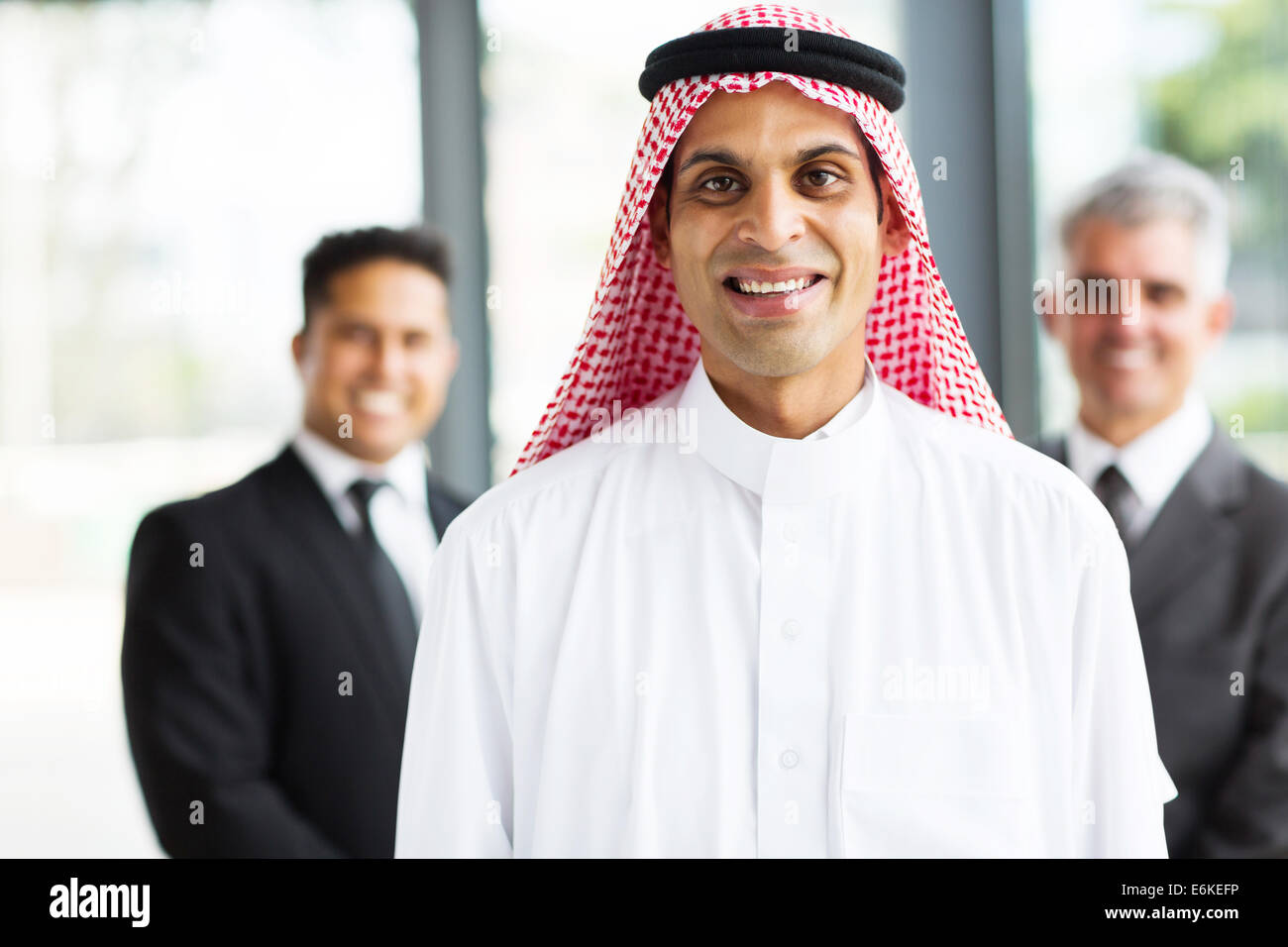 glücklich muslimischen Geschäftsmann mit Team auf Hintergrund Stockfoto