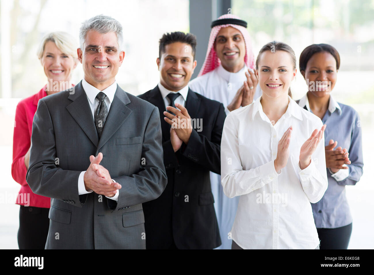 Gruppe von fröhlichen Geschäftsleute applaudieren Stockfoto