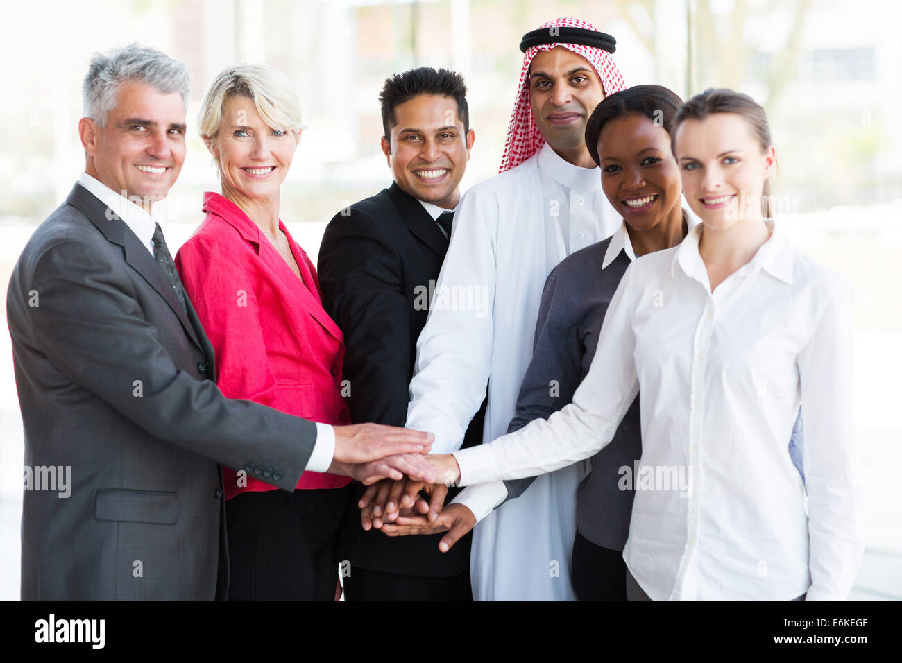 Gruppe von erfolgreichen Business-Team setzen ihre Hände zusammen Stockfoto
