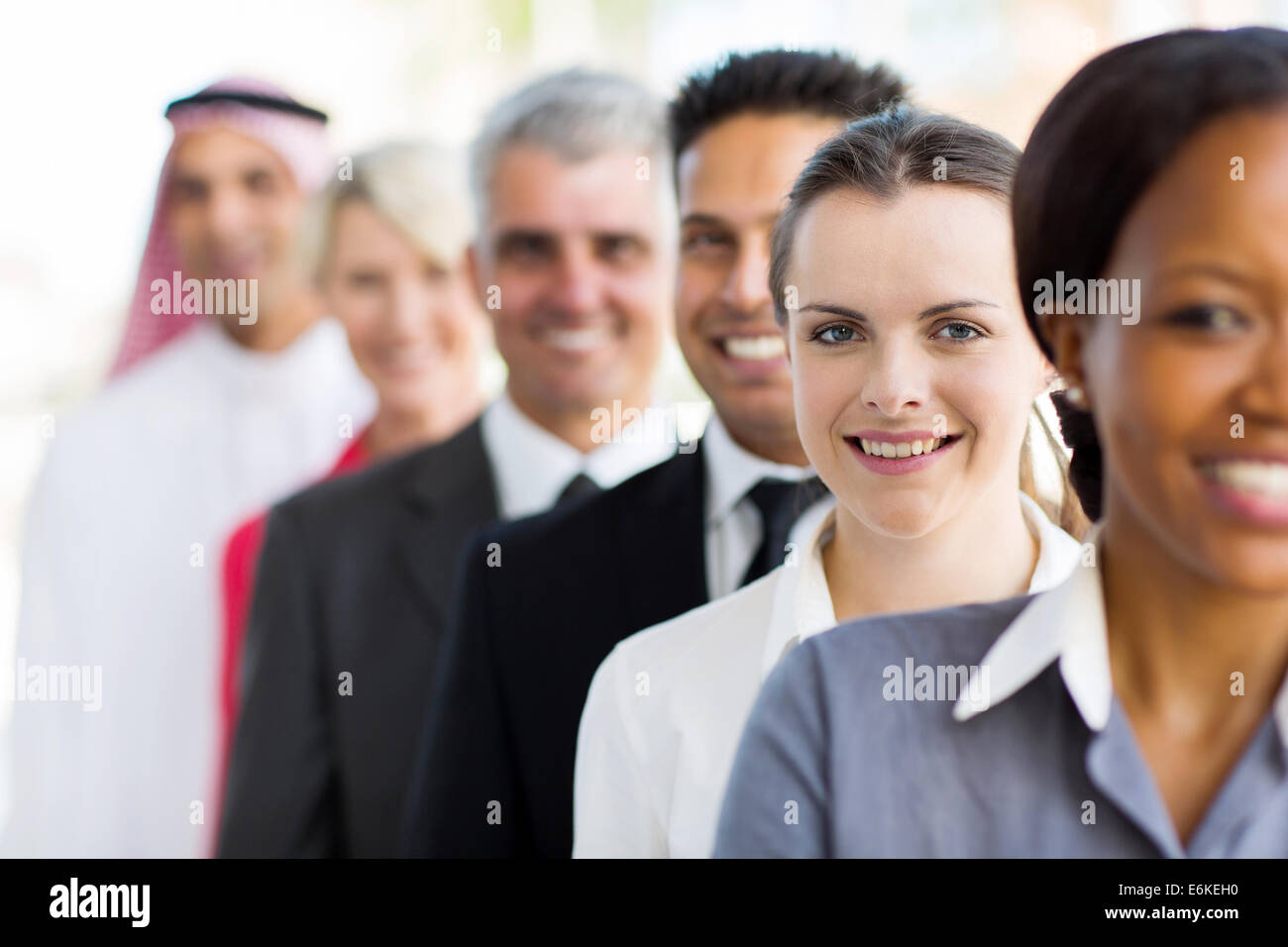 erfolgreiche Geschäftsfrau mit Gruppe von Geschäftsleuten Stockfoto