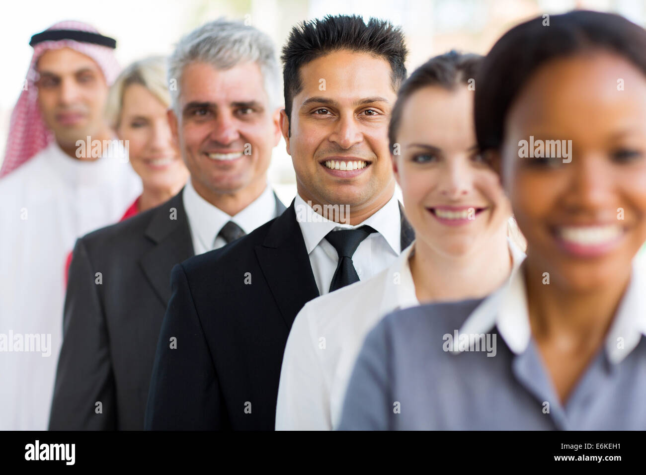 Gruppe happy von Führungskräften der Wirtschaft in einer Reihe Stockfoto