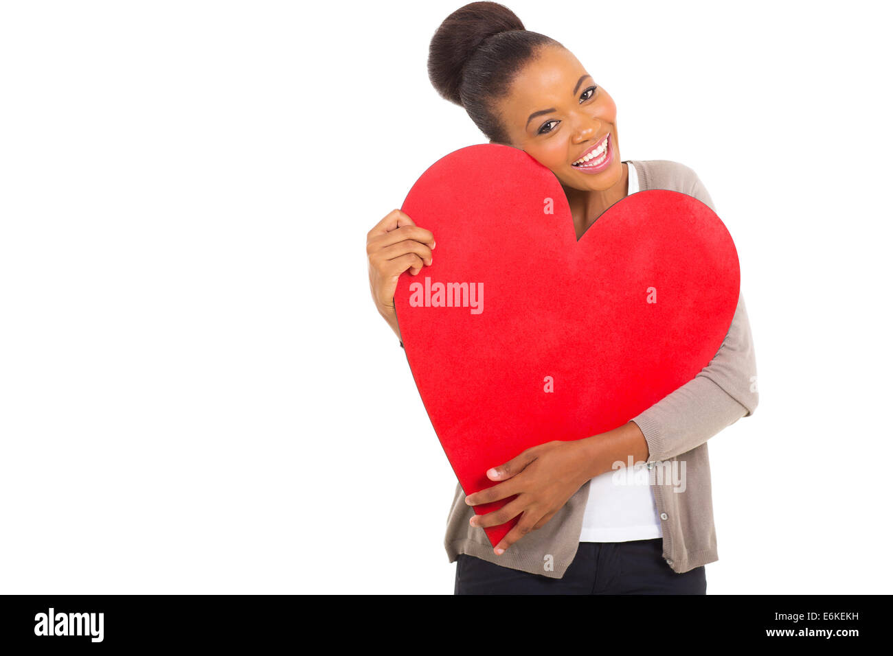 fröhliche Afro amerikanische Frau umarmt eine rotes Herzform Stockfoto