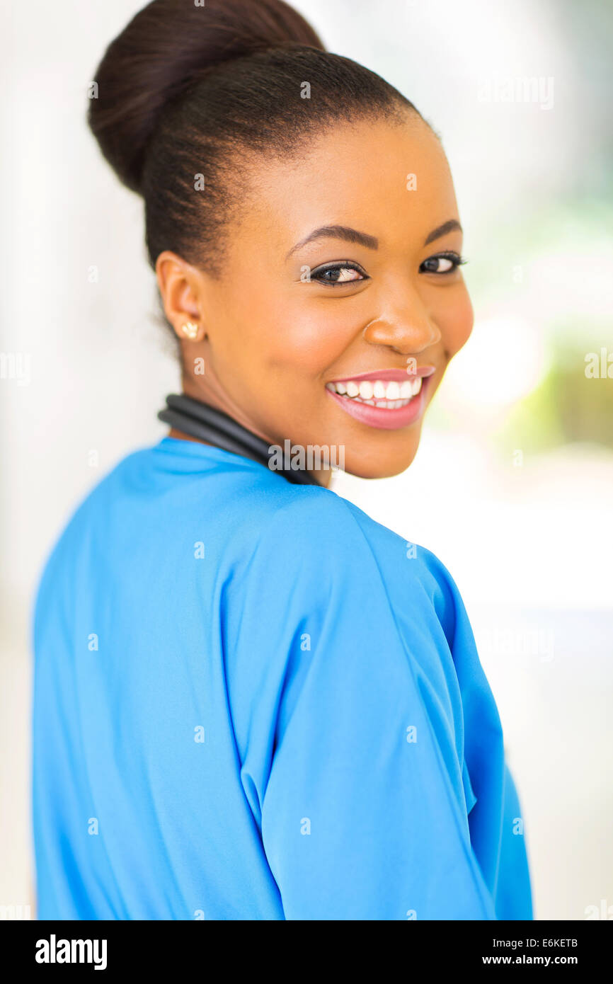 fröhliche junge afrikanische amerikanische Arzt Rückblick Stockfoto