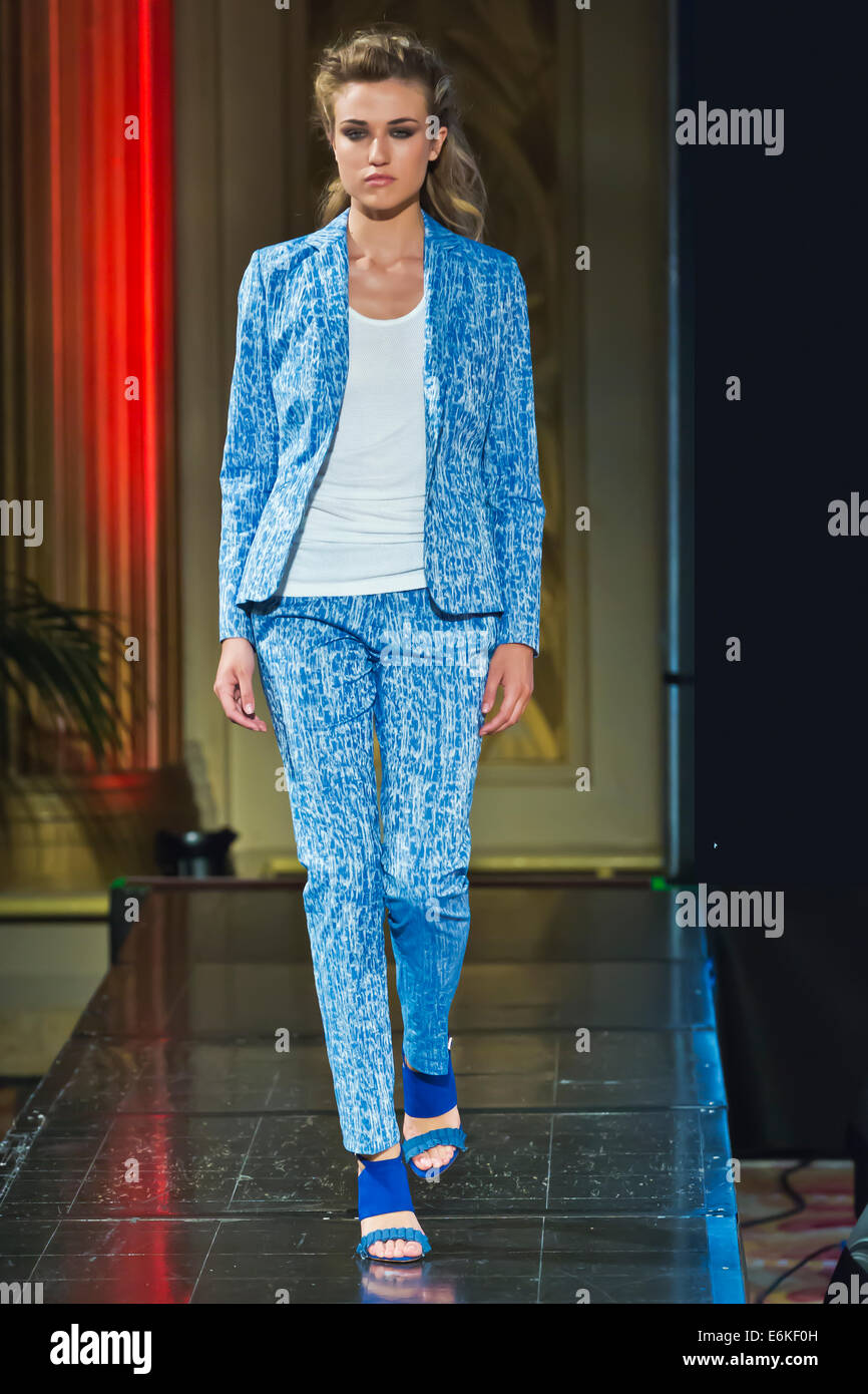 Erste Ausgabe von ModeMC, La Mode de Monte-Carlo, Fashion Show in Monaco - Montecarlo, Sammlung 2014/2015 von Mauro Gasperi Stockfoto