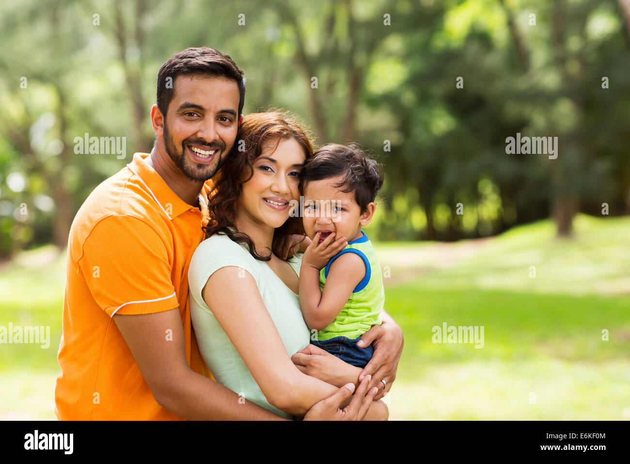 schöne junge indische Familie im Freien mit Blick auf die Kamera Stockfoto