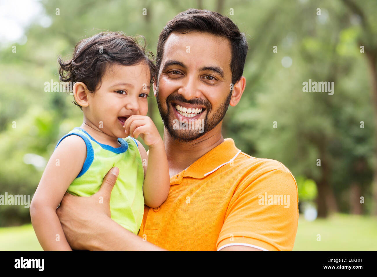Porträt des jungen indischen Vaters hautnah und baby Boy im freien Stockfoto