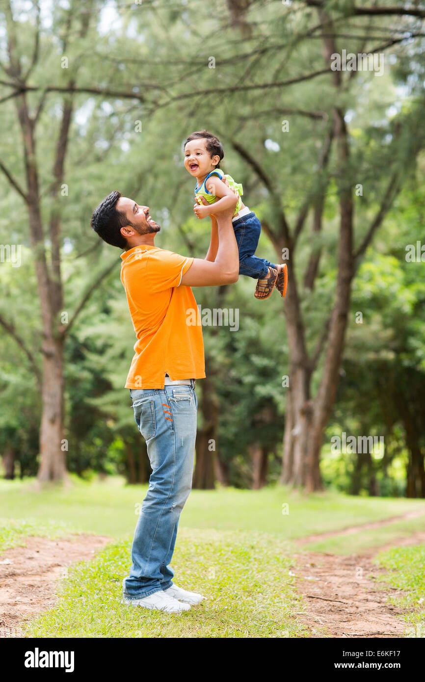 glückliche junge Vater mit Sohn im Freien spielen Stockfoto