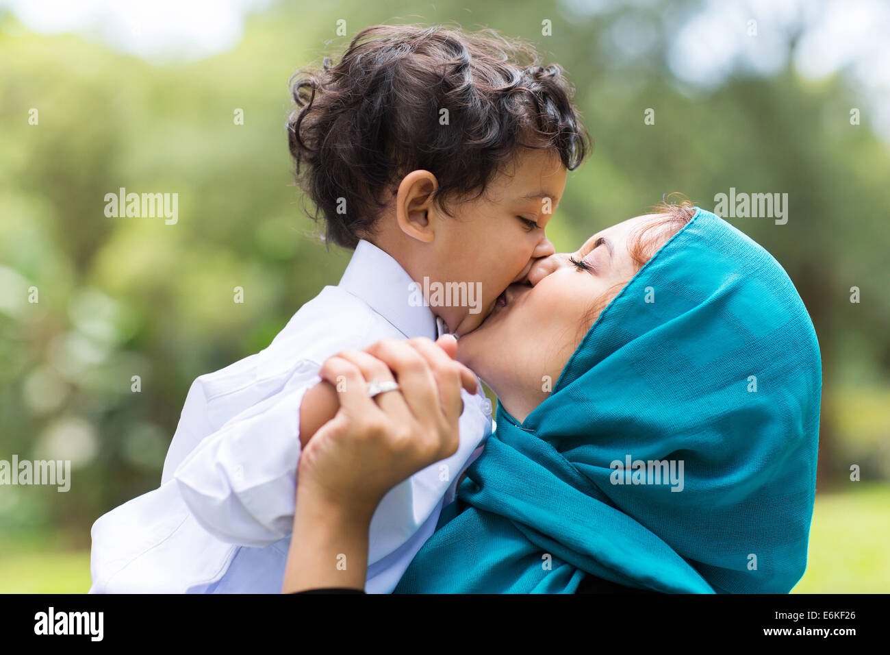 Muslimische Mutter küssen ihr Baby Boy hautnah Stockfoto