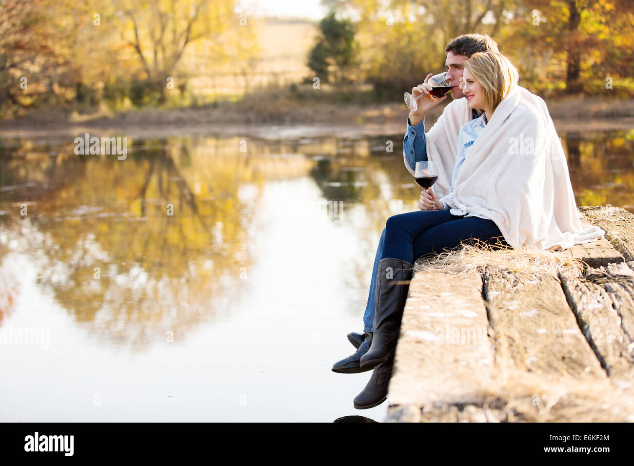 Glückliches Paar Genießen Verbringen Zeit Zusammen Am Herbstlichen See Zusammen Stockfotografie