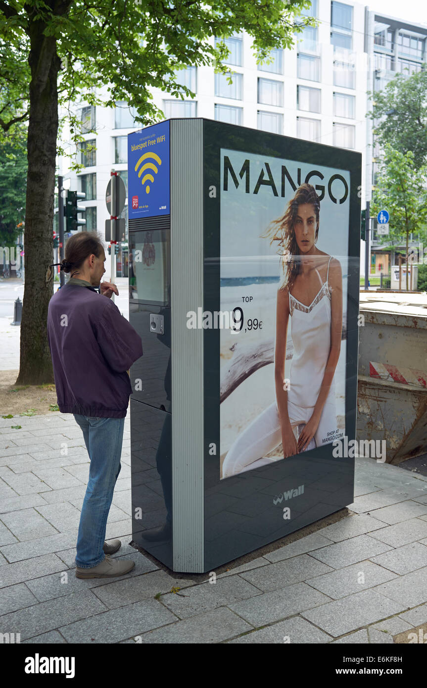Bluespot gratis WiFi Öffentlichkeitsarbeit eingebaut, um eine elektronische Werbung Wandboard Düsseldorf Stockfoto
