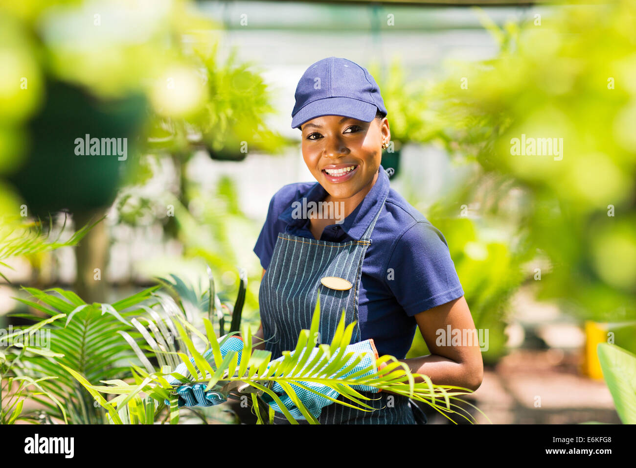 Porträt des jungen Afro American Kindergarten Arbeiter Gartenarbeit Stockfoto