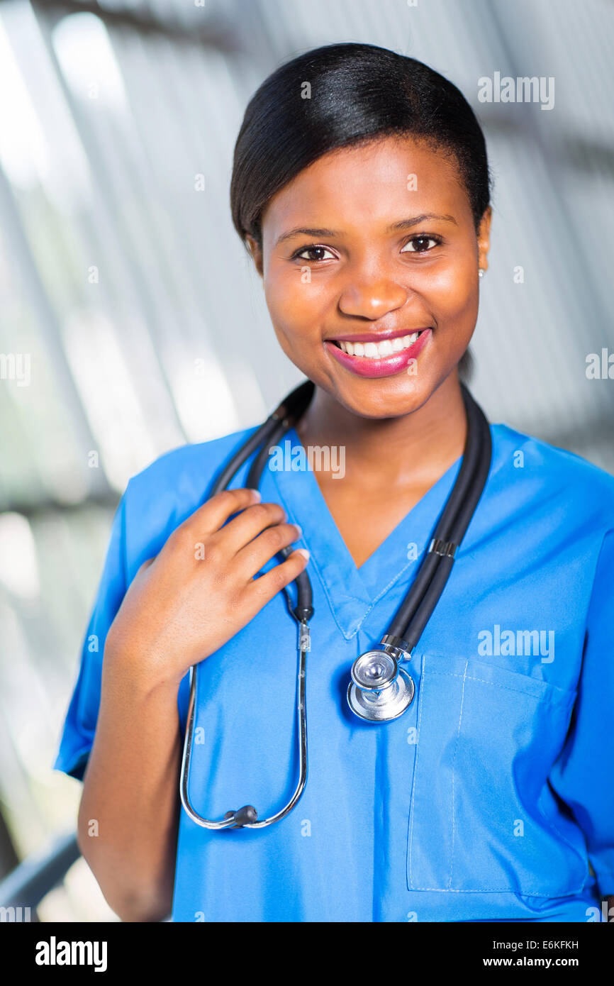 glücklich Afroamerikaner Krankenschwester im Krankenhaus Stockfoto