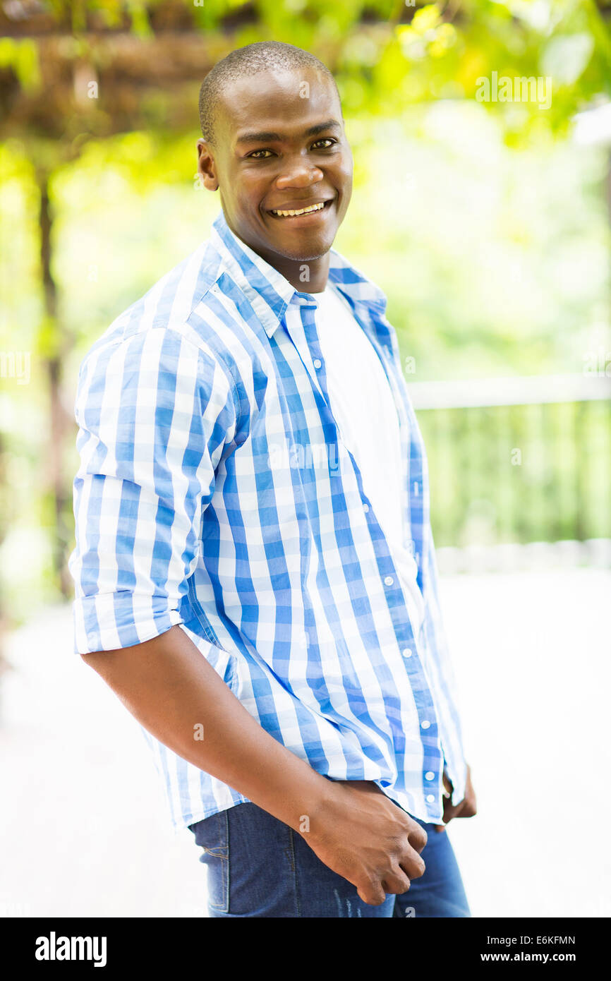 hübscher junger afrikanischer Amerikaner Mann im freien Stockfoto