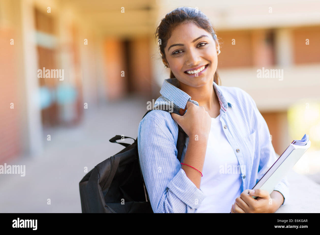 fröhliche junge indische College-Mädchen auf dem campus Stockfoto