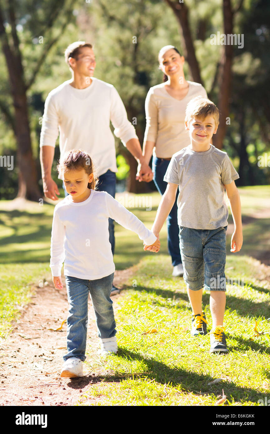 glückliche Familie zusammen im Freien spazieren Stockfoto