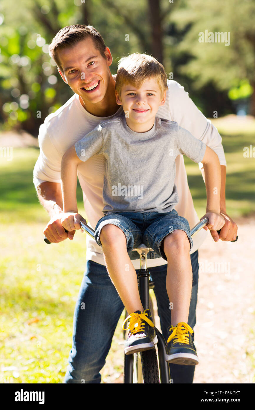 glücklicher Vater und Sohn verbringen Zeit zusammen im park Stockfoto