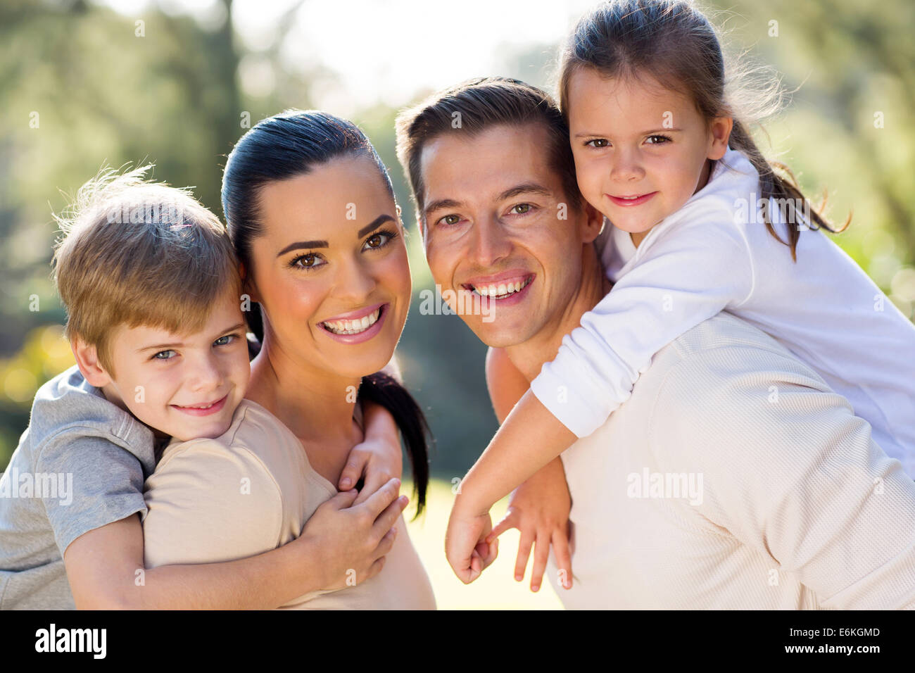 Porträt der schönen jungen Familie zusammen im freien Stockfoto