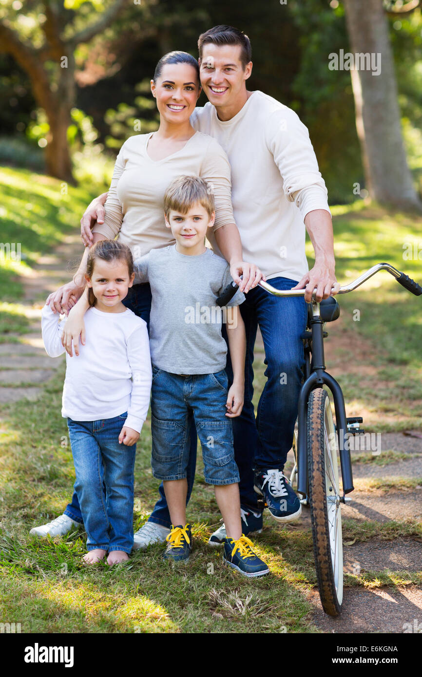 glückliche junge Familie vier Portraits im freien Stockfoto