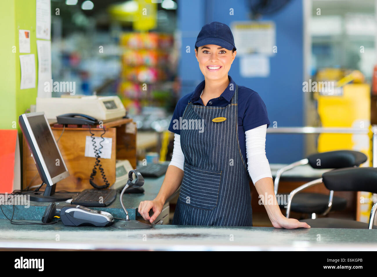 schöne Frau arbeitet als Kassiererin im Supermarkt Stockfoto