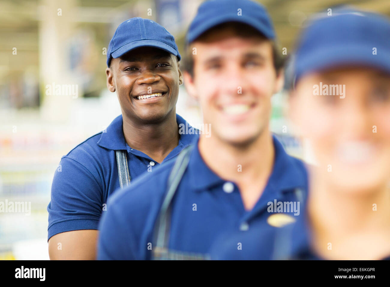 Porträt von glücklich Afro amerikanische Baumarkt Arbeitnehmer mit Kollegen Stockfoto