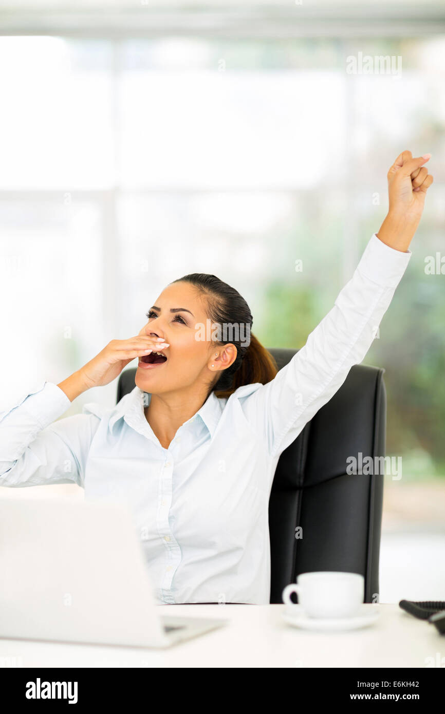 erschöpfte Geschäftsfrau Gähnen im Büro Stockfoto